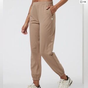 Vuori Halo Performance Jogger DreamKnit Heathered Goldenrod Tan Large